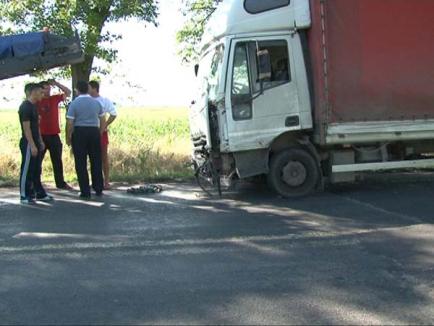 Coadă de peste 12 kilometri în urma unui accident la Mădăras, soldat cu doi răniţi (FOTO)